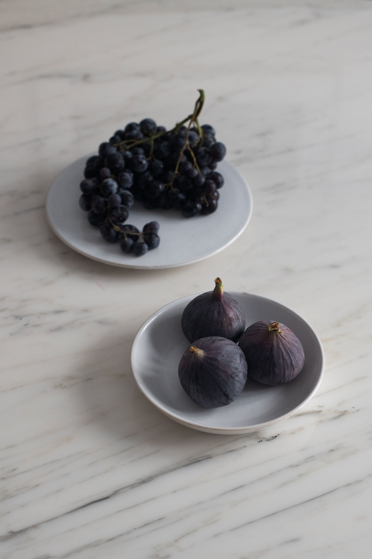 Assiette creuse en grès fin réalisée à la main en France