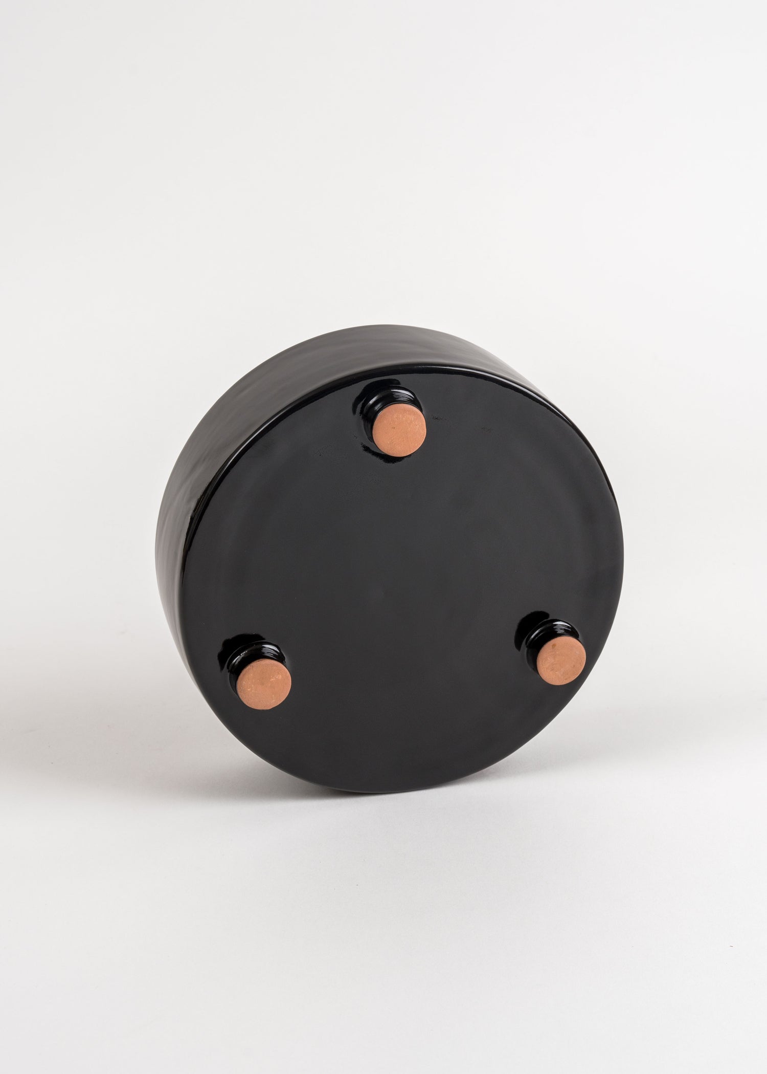 Plat en céramique  sur trois pieds noir, terracotta, fait à la main - plat de service, saladier, vide poche, compotier