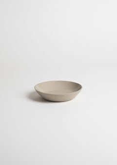 Assiette en grès fin tournée à la main en France, céramique artisanale.